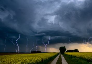 Achtung: Unwetter durch Starkregen und Hagel ab heute Nachmittag! Achtung: Unwetter durch Starkregen und Hagel ab heute Nachmittag!
