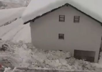 Tanta neve sulle Alpi, valanga su un paese in Alto Adige: i video Tanta neve sulle Alpi, valanga su un paese in Alto Adige: i video