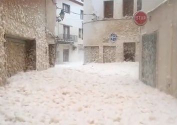 Der Meer-Schaum dringt in Tossa de Mar ein, wie geht das? Der Meer-Schaum dringt in Tossa de Mar ein, wie geht das?