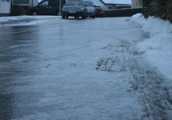 Der Winter schlägt zu: Frost und glatte Straßen! Der Winter schlägt zu: Frost und glatte Straßen!