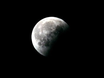 Eclipse parcial da Lua visível hoje à noite em Portugal Eclipse parcial da Lua visível hoje à noite em Portugal