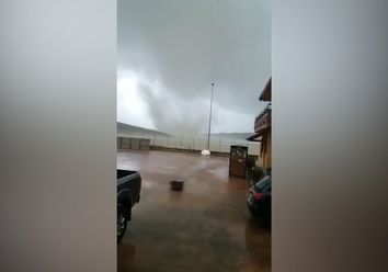 Ein Tornado trifft auf einen Zug und verletzt mehrere Reisende! Ein Tornado trifft auf einen Zug und verletzt mehrere Reisende!