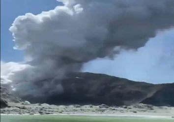 Erupção vulcânica em White Island causa cinco mortos e vários feridos Erupção vulcânica em White Island causa cinco mortos e vários feridos