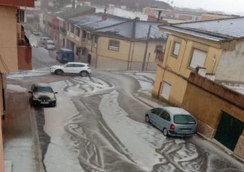 Fuerte tormenta acompañada de granizo se registra en España Fuerte tormenta acompañada de granizo se registra en España