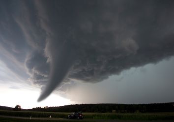 Heftiger Tornado wütet und bringt Zerstörung! Heftiger Tornado wütet und bringt Zerstörung!