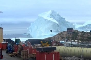 Iceberg deixa uma aldeia na Groenlândia em alerta Iceberg deixa uma aldeia na Groenlândia em alerta