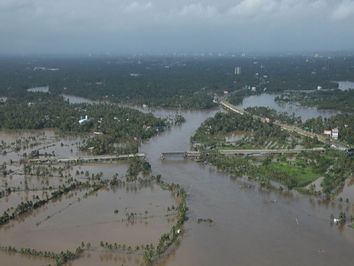 Intensas lluvias ocasionan inundaciones y muertos en la India Intensas lluvias ocasionan inundaciones y muertos en la India