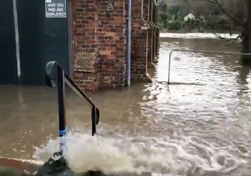 Continúan las inundaciones en Inglaterra, mientras se acerca Ellen Continúan las inundaciones en Inglaterra, mientras se acerca Ellen
