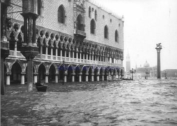 La storica acqua alta del novembre 1966 a Venezia La storica acqua alta del novembre 1966 a Venezia