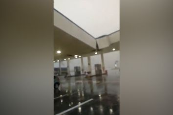 Maltempo in Argentina, vola via il tetto di un benzinaio durante un temporale Maltempo in Argentina, vola via il tetto di un benzinaio durante un temporale