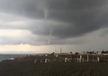 Maltempo nel Lazio, i video delle trombe marine sul litorale Maltempo nel Lazio, i video delle trombe marine sul litorale