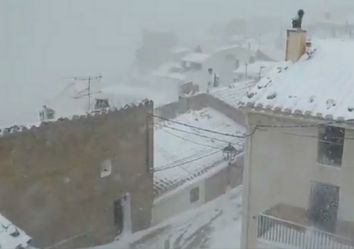 Maltempo in Spagna, nevicate e mareggiate eccezionali: i video Maltempo in Spagna, nevicate e mareggiate eccezionali: i video