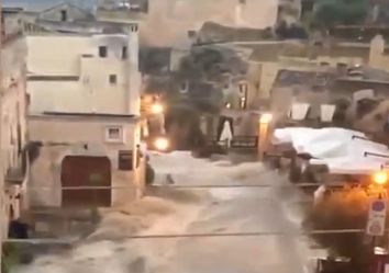 Maltempo, le strade di Matera come torrenti: i video Maltempo, le strade di Matera come torrenti: i video