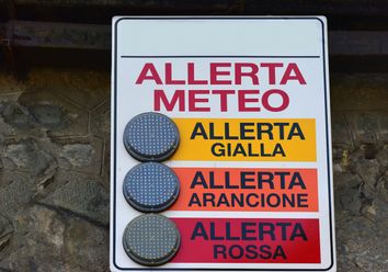 Meteo, allerta rossa in Liguria: scuole chiuse a Genova e Savona Meteo, allerta rossa in Liguria: scuole chiuse a Genova e Savona
