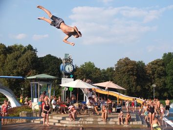 30 Grad: Hitze nach den Ostertagen lockt ins Freibad! 30 Grad: Hitze nach den Ostertagen lockt ins Freibad!