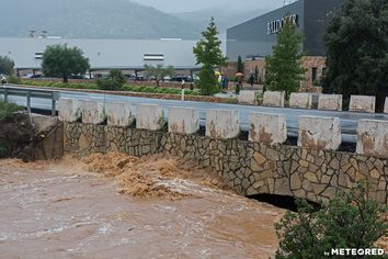 Lluvia de levante, no deja cosa delante Lluvia de levante, no deja cosa delante