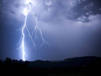 Semana arranca com muita chuva, granizo e trovoada... até quando? Semana arranca com muita chuva, granizo e trovoada... até quando?