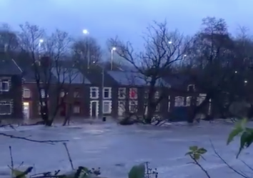 La tempesta Dennis causa alluvioni devastanti nel Galles: i video La tempesta Dennis causa alluvioni devastanti nel Galles: i video