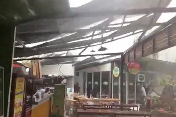 Tempestade arranca o telhado de um restaurante em Jacarta Tempestade arranca o telhado de um restaurante em Jacarta