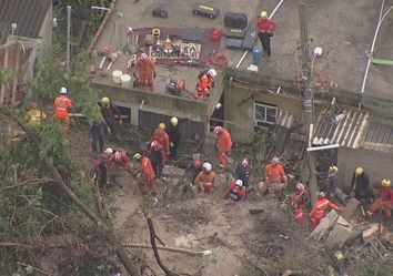 Chuvas torrenciais causam desabamentos e alagamentos pelo país Chuvas torrenciais causam desabamentos e alagamentos pelo país