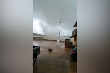 Vários feridos no sul de Itália devido à passagem de um tornado num comboio Vários feridos no sul de Itália devido à passagem de um tornado num comboio