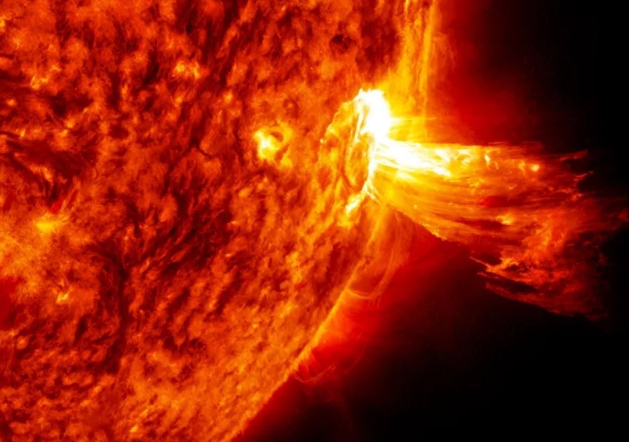 Eyección de masa coronal. El plasma y campo magnético expulso por el Sol viaja miles de kilómetros hasta alcanzar la Tierra. Al llegar al planeta, puede producir efectos como daños en equipos electrónicos, pero también las bellas auroras. Imagen: NASA.