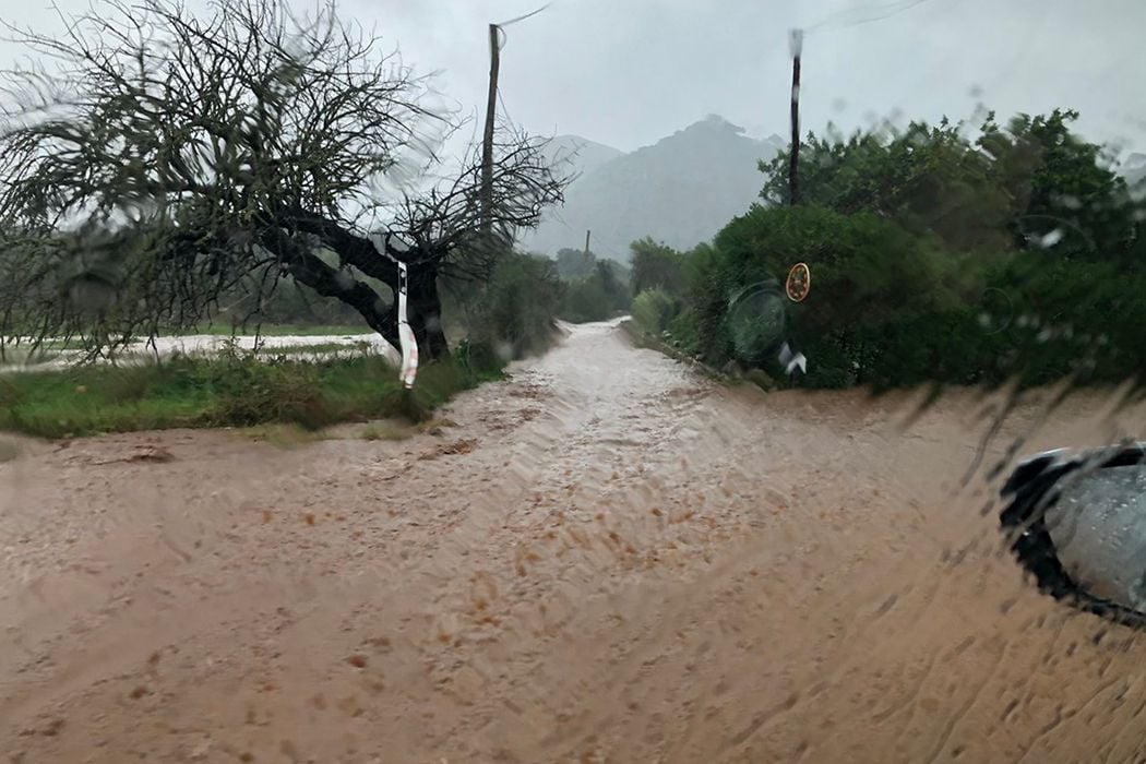 Inundaciones esta mañana en la carretera MA-15 de Artà, en Mallorca. Foto de Nicolás Cumberlege.