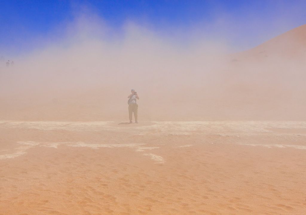 persona en tormenta de arena