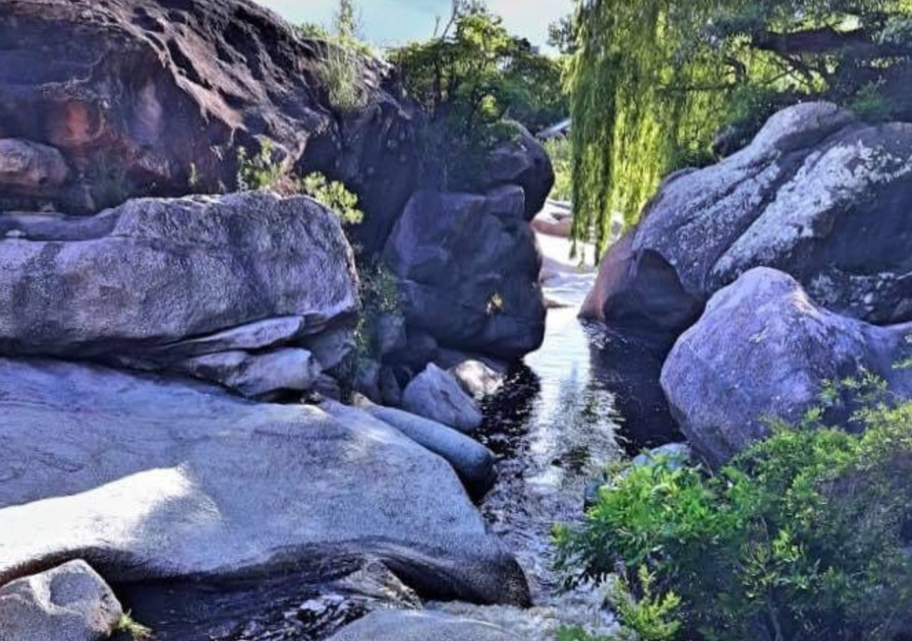 Nono Córdoba Entre las piedras por las que fluye el río Chico de Nono se forman piletones naturales conocidos como ollas. Foto: X @turismocba