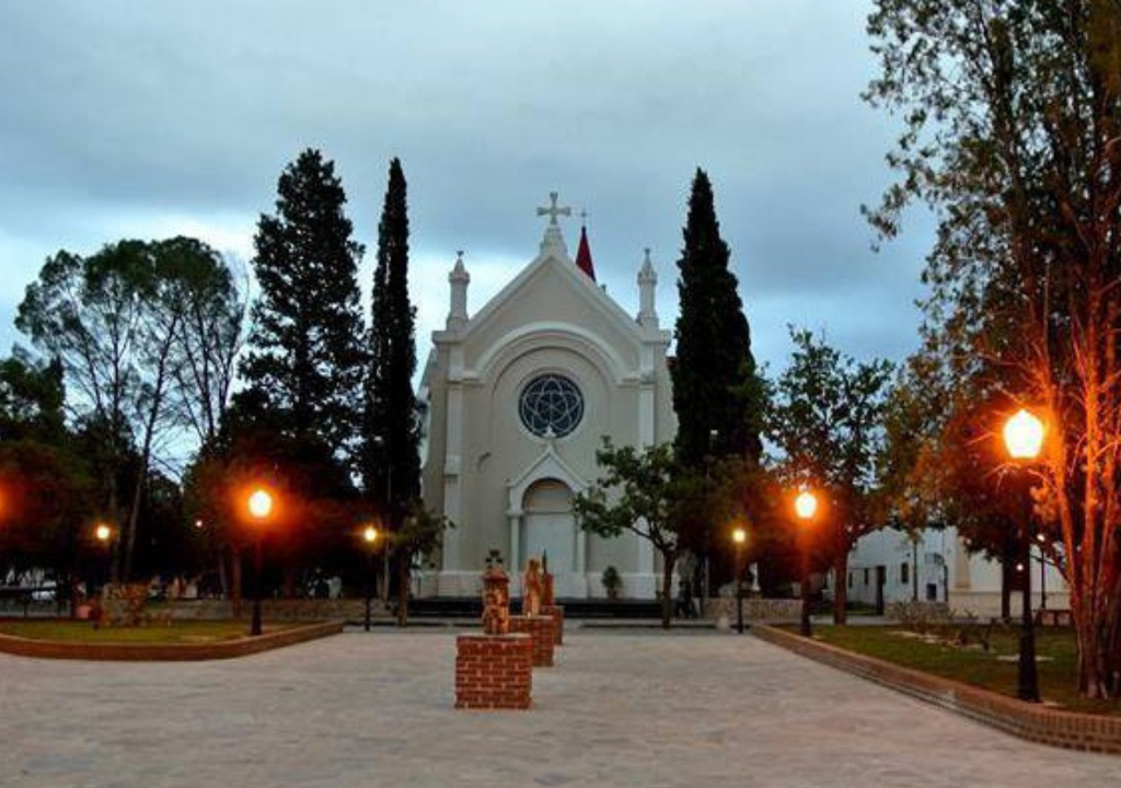 Nono Córdoba Rodeando la plaza de Nono se encuentran la iglesia y algunas de las casonas históricas más importantes del pueblo. Foto: X @turismocba