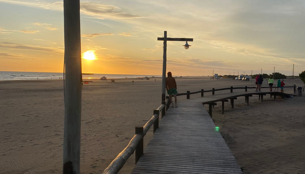 Balneario Oriente Costa Bonaerense El río Quequén Salado desemboca en el Atlántico en Balneario Oriente, por lo que ofrece actividades marinas y de río. Foto: X @celicvtti
