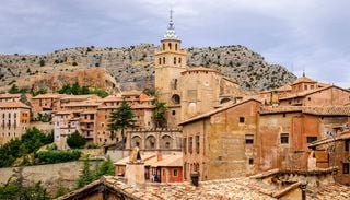 Tiene 998 habitantes, pero recibe medio mill&oacute;n de turistas al a&ntilde;o: el pueblo de Teruel con castillo y paseo fluvial