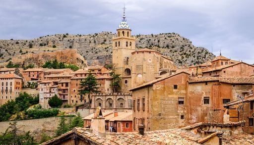 Tiene 998 habitantes, pero recibe medio mill&oacute;n de turistas al a&ntilde;o: el pueblo de Teruel con castillo y paseo fluvial