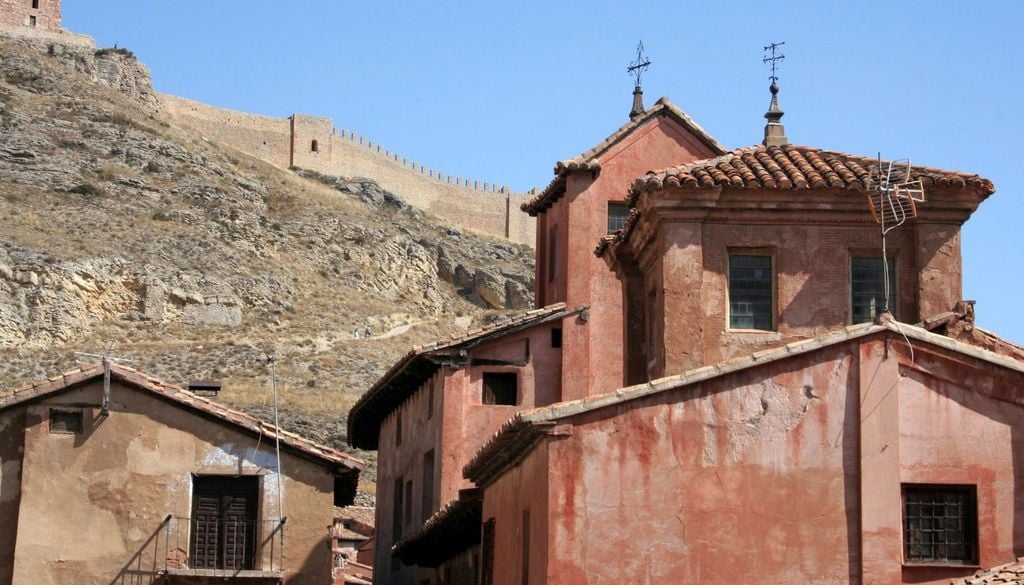 Albarracín Algunos de sus elementos más antiguos, como la Torre del Andador, se remontan aproximadamente al siglo X