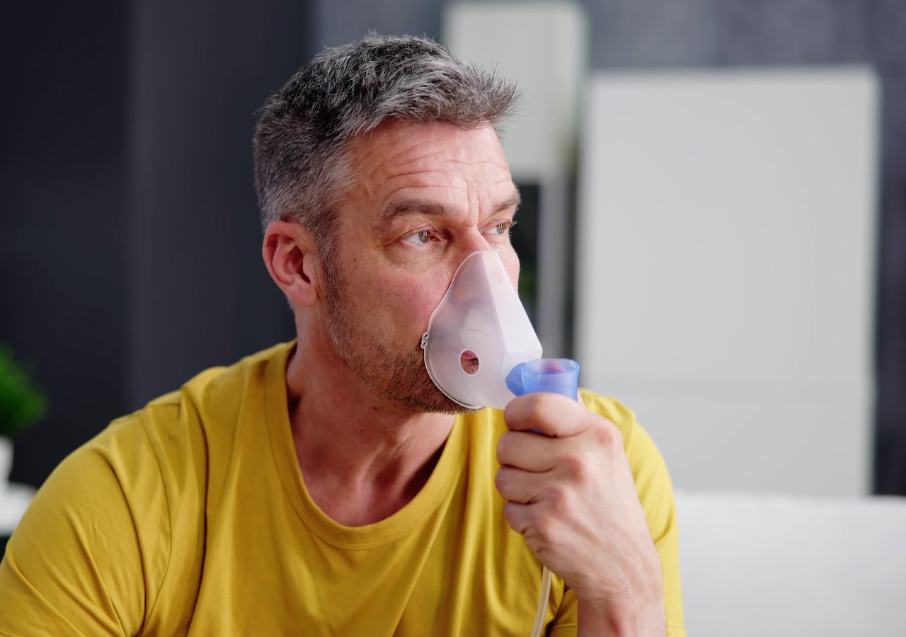 La espirometría es un estudio que consiste en aspirar y espirar para detectar el grado de obstrucción de los pulmones.