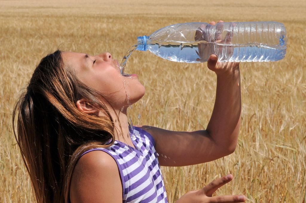 Viel trinken ist bei großer Wärme besonders wichtig (Foto: Adobe Stock)