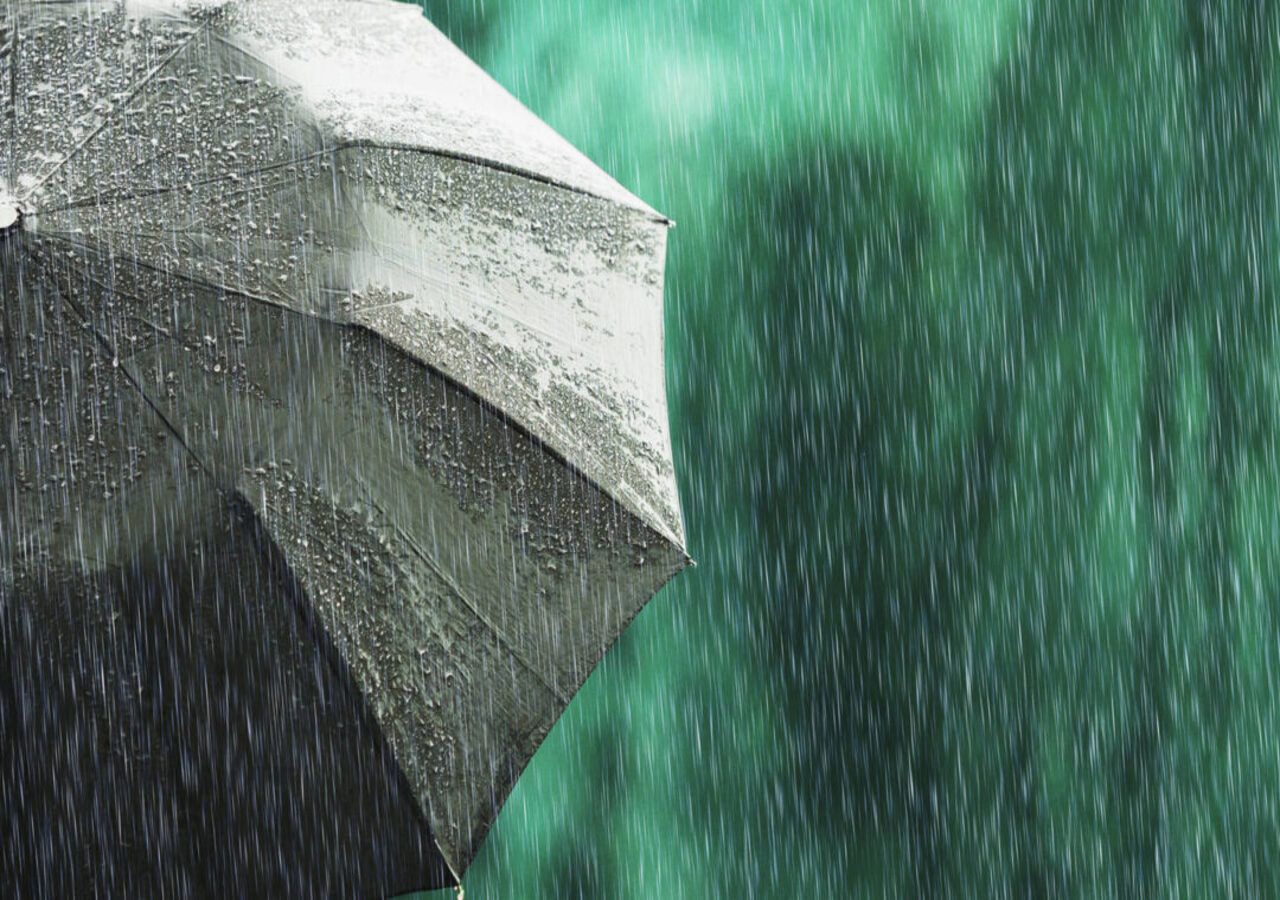 La lluvia es un tipo de precipitación en estado líquido, mientras que el granizo o la nieve son otros tipos de precipitación pero en estado sólido..