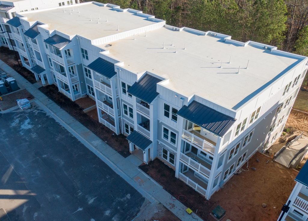 Image capturée par drone de la nouvelle construction avec un toit entièrement blanc.