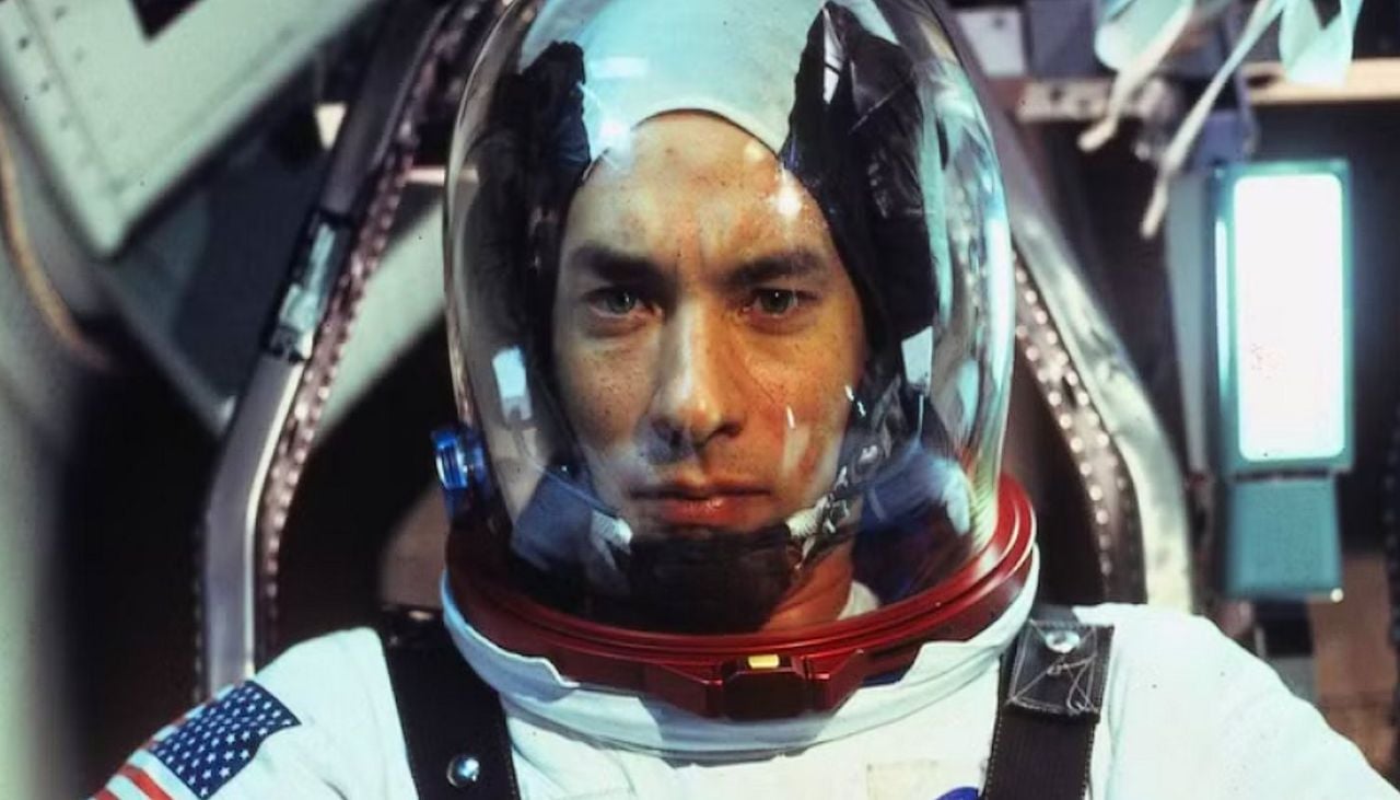 Tom Hanks transformou a sua paixão pelo espaço em mais uma faceta da sua carreira, intimamente ligada à NASA e à exploração lunar. O seu papel em "Apollo 13" e o seu trabalho em produções sobre o programa espacial reforçaram esta ligação. Imagem: Universal Pictures.