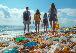 ¿Cuántas toneladas de basura dejan las fiestas en las calles de España? Cuantificamos la vergonzosa 'cara B' 