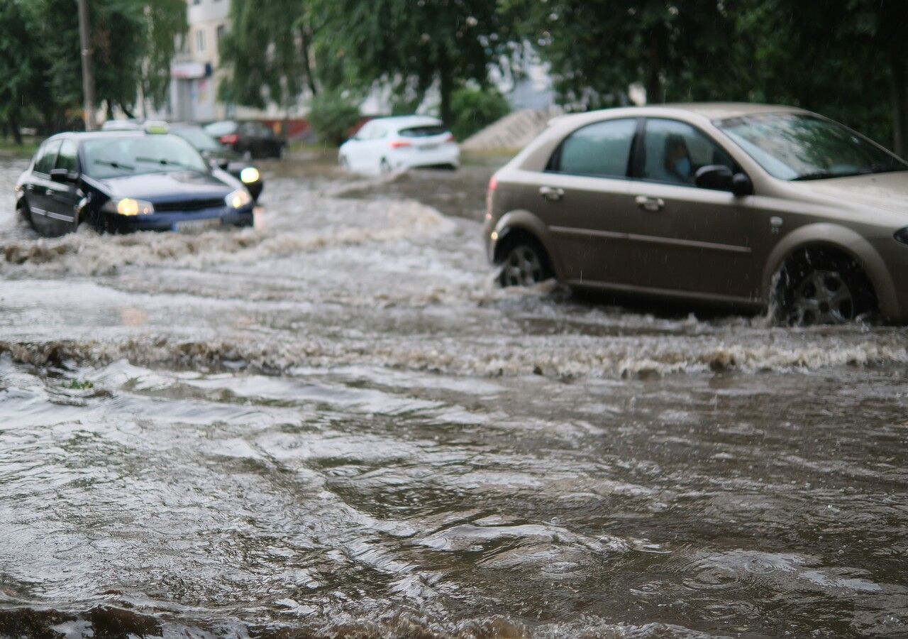 Además de las inundaciones, la actual tormenta dejará fuertes vientos y copiosas nevadas en las montañas.
