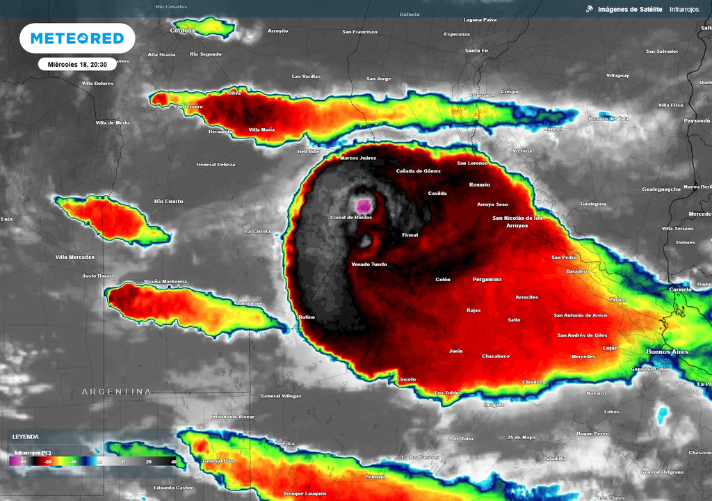 supercélula que dejó granizada violenta sobre Argentina Topes de nubes extremamente fríos (colores rosados) son indicadores del violento ascenso del aire, que incluso puede superar el límite de la tropósfera —primera capa de atmósfera, más cercana al suelo, y que tiene un espesor promedio que ronda los 10 a 12 km.