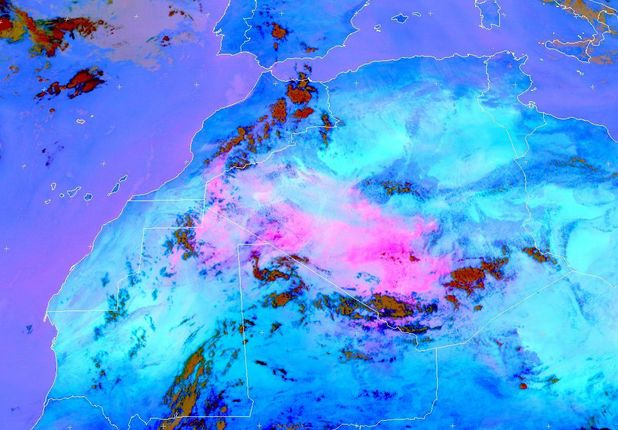 Tormenta De Arena De Grandes Dimensiones En El Norte De áfrica Tormenta De Arena De Grandes Dimensiones En El Norte De áfrica