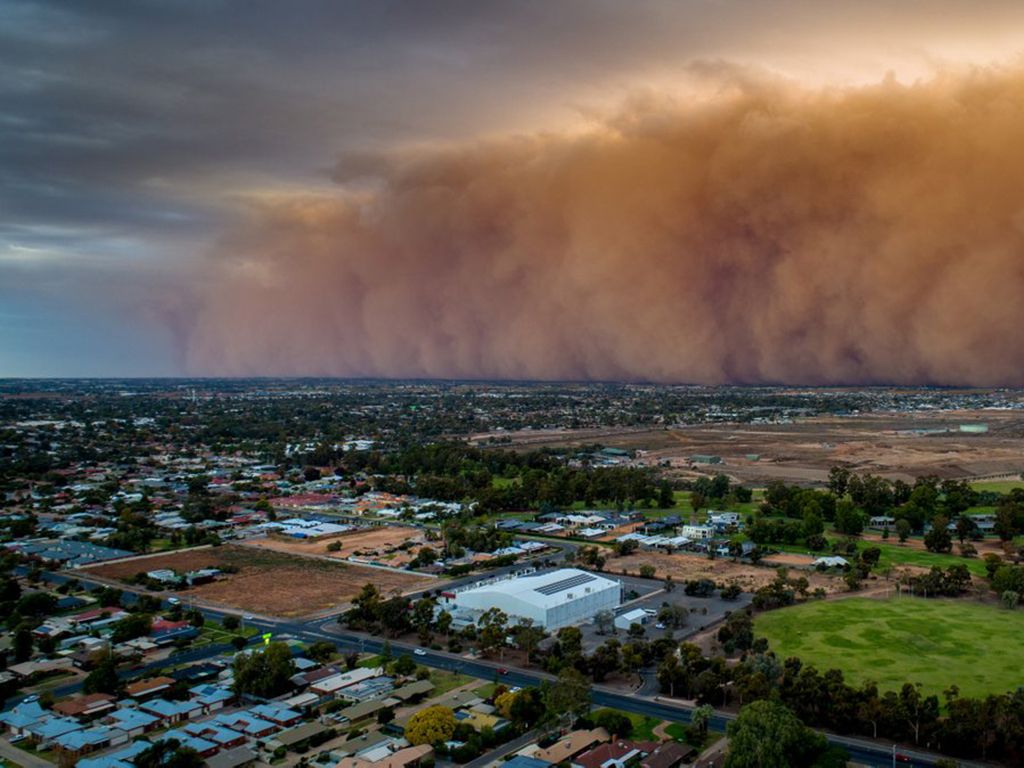 Tormenta de arena en Australia convierte el día en noche