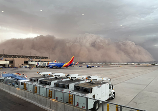 Una espectacular tormenta de polvo afectó a Phoenix, Arizona, dejando visibilidad 0 y rachas de más de 100 km/h