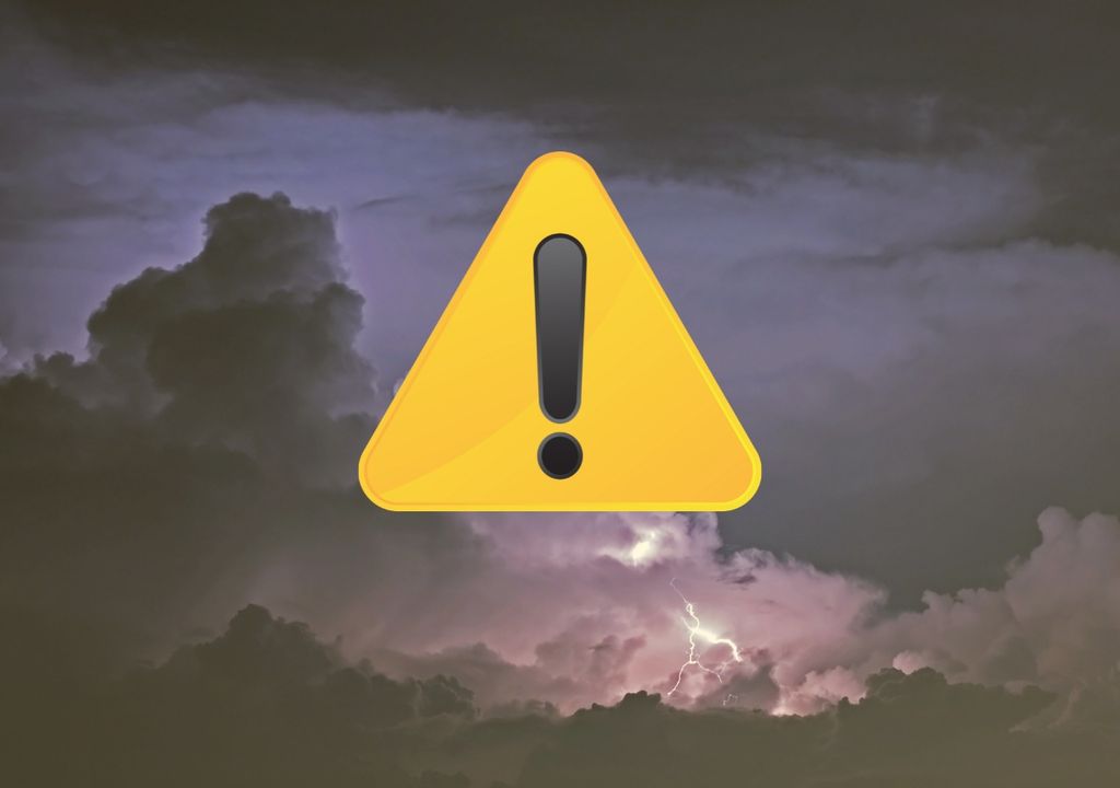 tormenta eléctrica y símbolo de alerta amarillo