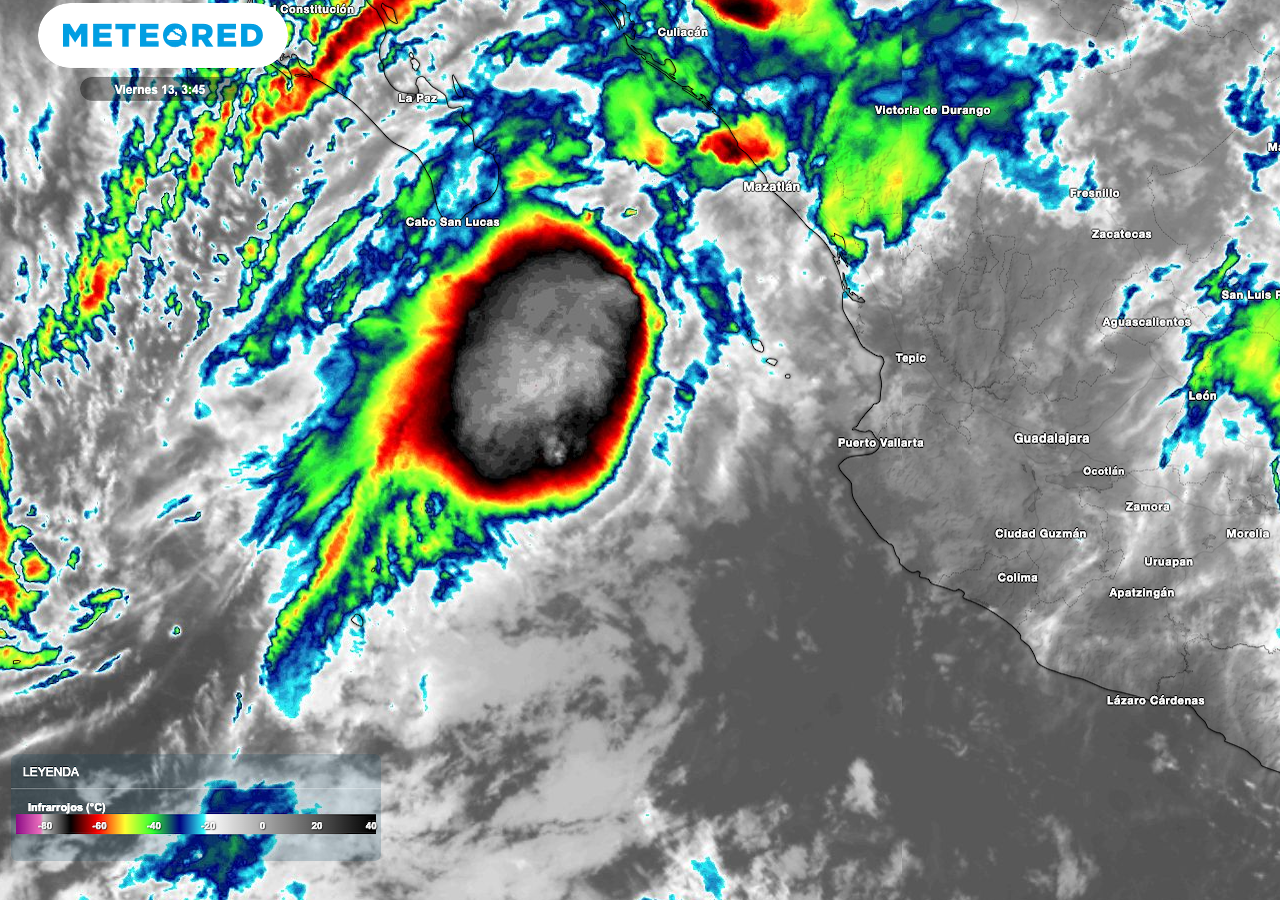 En la imagen de satélite infrarroja, se aprecia la nubosidad convectiva frente a costas de Baja California Sur y Sinaloa.