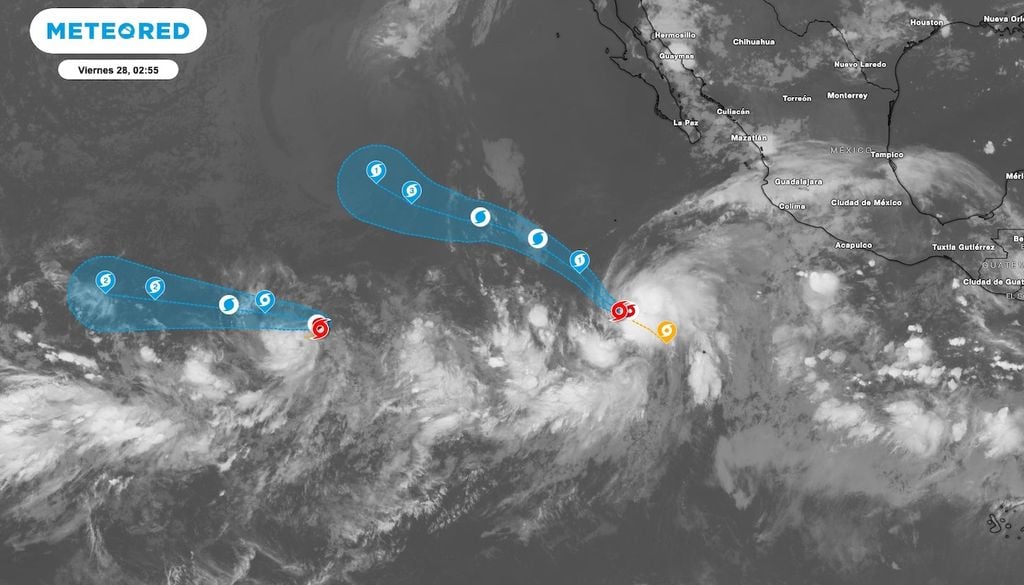 La imagen satelital, muestra la nubosidad convectiva asociada a la TT Karina y a la TT Lowell.