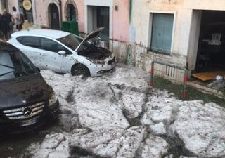 Tempestades com granizo transformam as ruas em rios de gelo na Itália