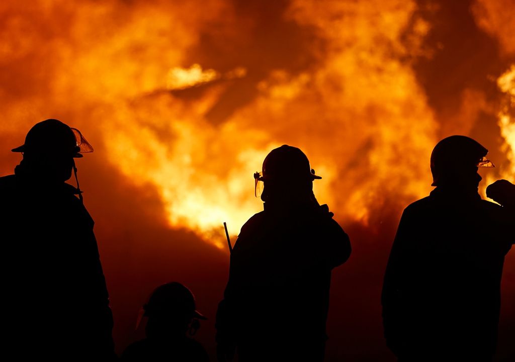 bomberos frente a un gran incendio